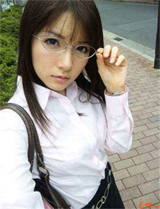 《桃色情人HD在线播放-美女与男人亲热视频》